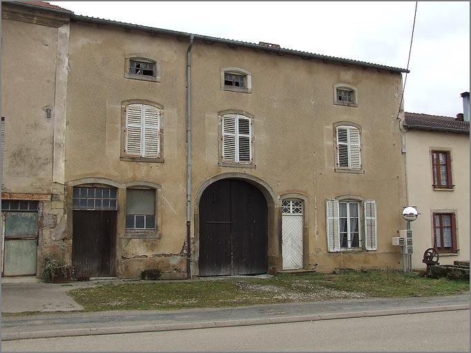Ferme, élévation antérieure, ensemble trois quarts gauche.
