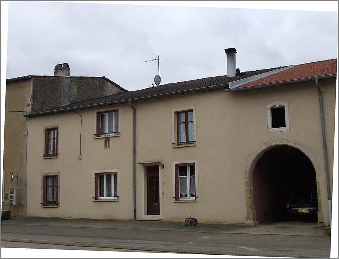 Ferme, élévation antérieure, ensemble trois quarts droit.