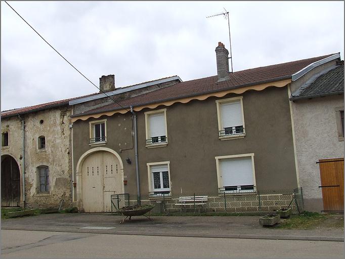 Ferme, élévation antérieure, ensemble trois quarts droit.