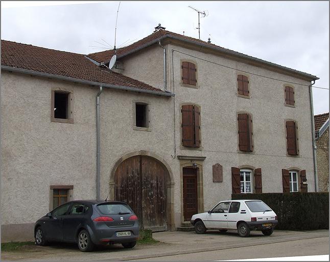 Ferme, élévation antérieure, ensemble trois quarts gauche.