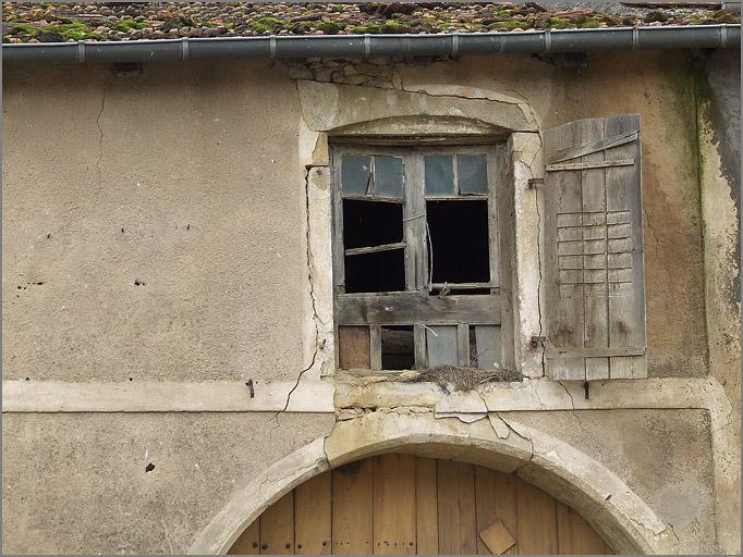 Ferme, élévation antérieure, bois de la fenêtre centrale du second niveau, ensemble face.