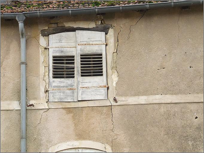 Ferme, élévation antérieure, linteau en bois de la fenêtre gauche du second niveau, ensemble face.