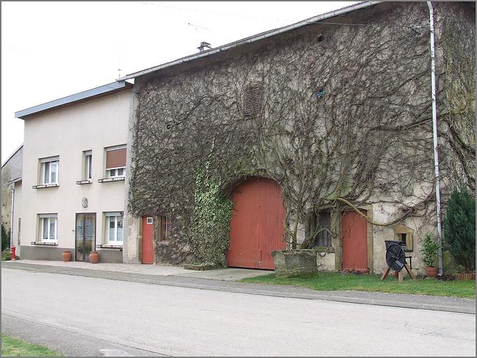 Ferme, élévation antérieure, ensemble trois quarts droit.
