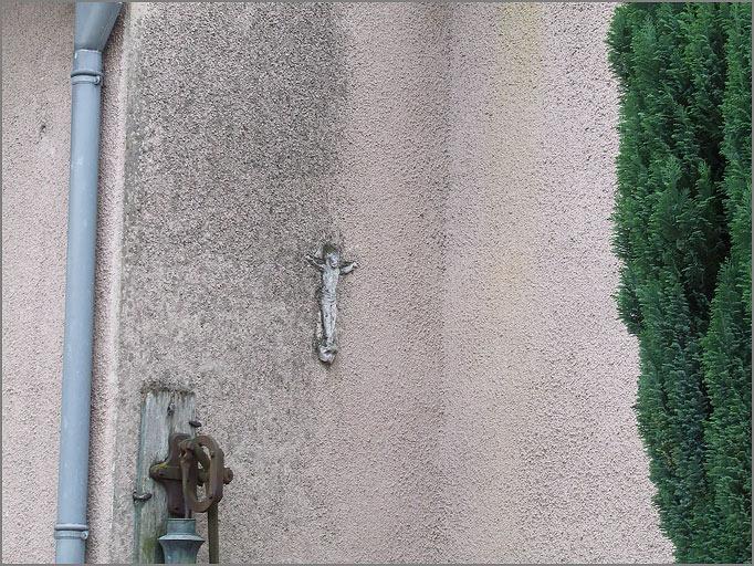 Ferme, élévation antérieure, statuette du Christ, ensemble trois quarts gauche.