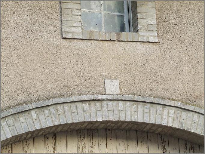 Ferme, élévation antérieure, agrafe de la porte charretière datée 1707, ensemble face.