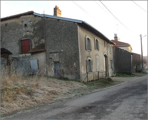Ferme, élévation antérieure, ensemble trois quarts gauche.