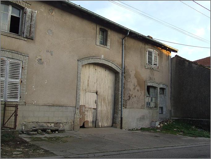 Ferme, élévation antérieure, ensemble trois quarts gauche.