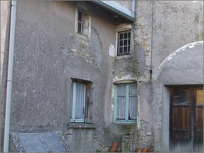 Ferme, élévation antérieure, fenêtre du logis, ensemble trois quarts droit.