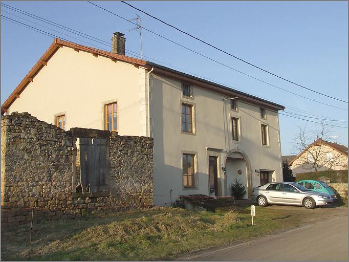 Ferme, élévation antérieure, ensemble trois quarts gauche.