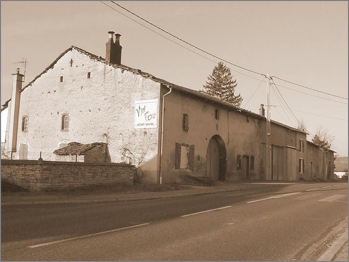 Ferme, élévation antérieure, ensemble trois quarts gauche.