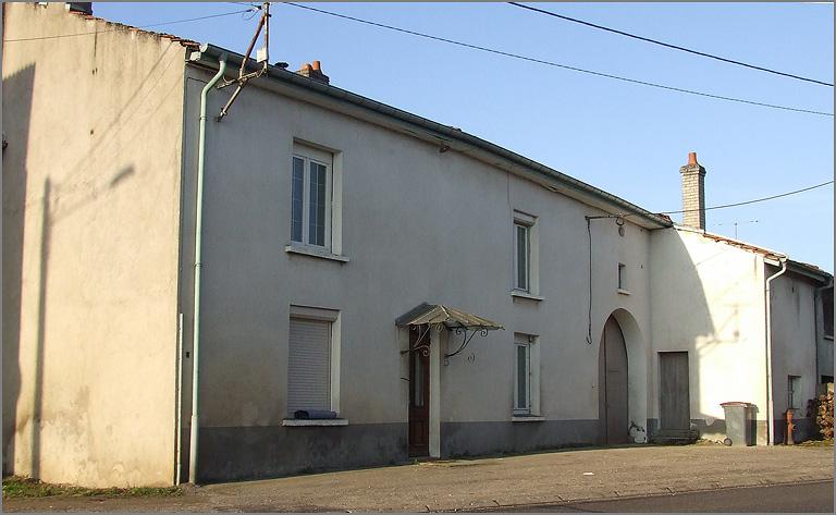Ferme, élévation antérieure, ensemble trois quarts gauche.