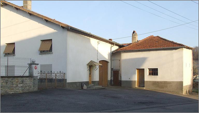 Ferme, élévation antérieure, ensemble trois quarts gauche.