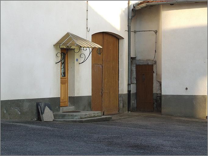 Ferme, élévation antérieure, porte piétonne et d'écurie, ensemble trois quarts gauche.