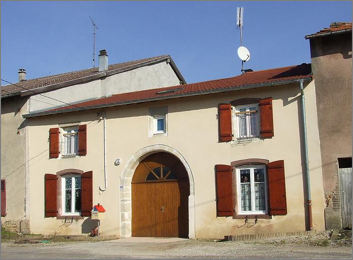 Ferme, élévation antérieure, ensemble trois quarts droit.