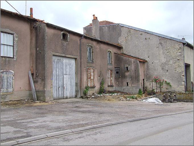 Ferme, élévation antérieure, ensemble trois quarts gauche.