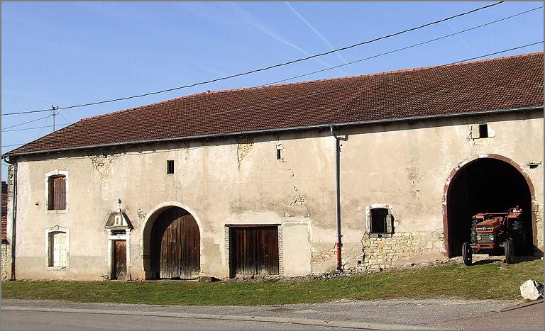 Ferme, élévation antérieure, ensemble trois quarts droit.