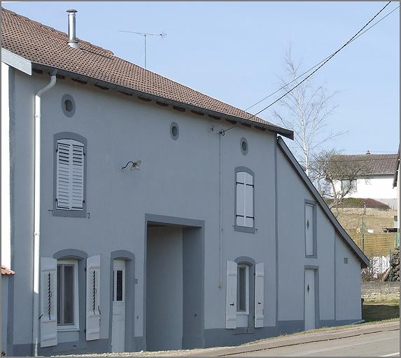 Ferme, élévation antérieure, ensemble trois quarts gauche.