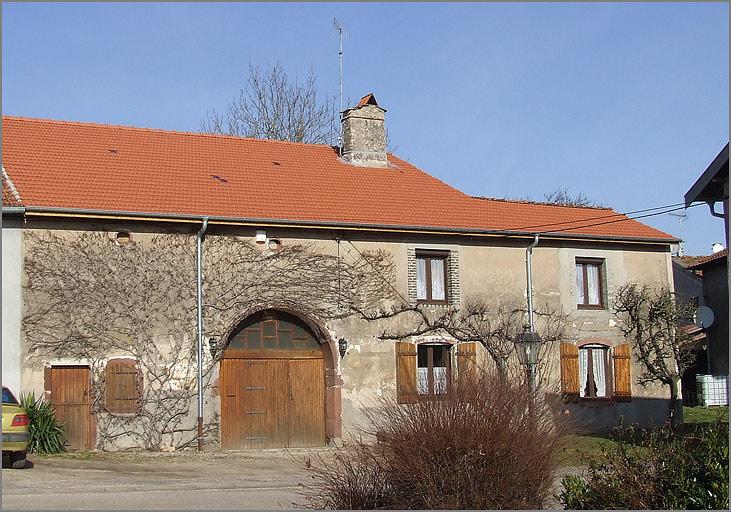 Ferme, élévation antérieure, ensemble trois quarts gauche.