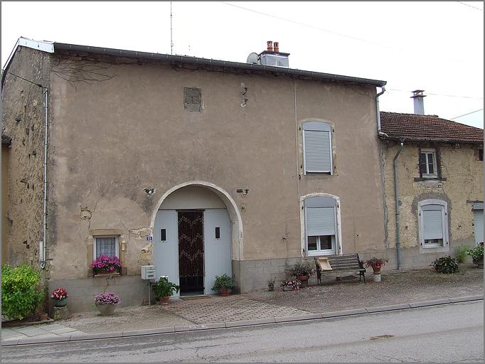Ferme, élévation antérieure, ensemble trois quarts gauche.
