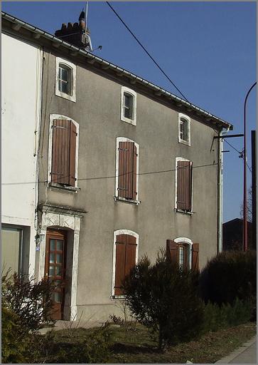 Maison, élévation antérieure, ensemble trois quarts gauche.