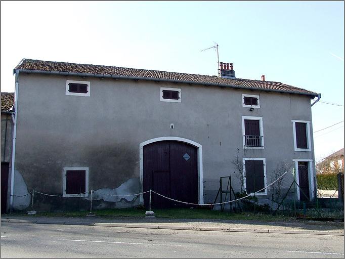 Ferme, élévation antérieure, ensemble trois quarts gauche.