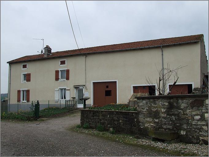Ferme, élévation antérieure, ensemble trois quarts droit.