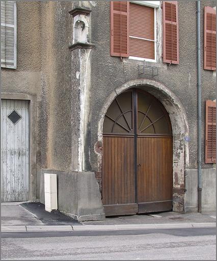 Ferme, élévation antérieure, niche d'angle et porte charretière, ensemble trois quarts gauche.