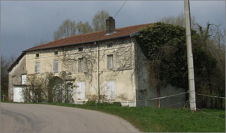 Ferme, élévation antérieure, ensemble trois quarts droit.