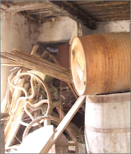 Ferme, première pièce en profondeur, cheminée de la cuisine, ensemble trois quarts droit.