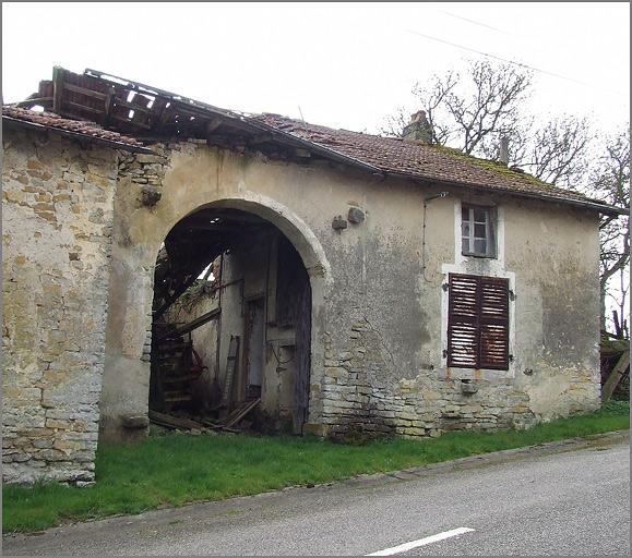 Ferme, élévation antérieure, ensemble trois quarts gauche.