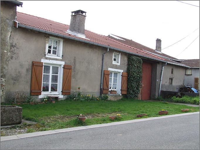 Ferme, élévation antérieure, ensemble trois quarts gauche.