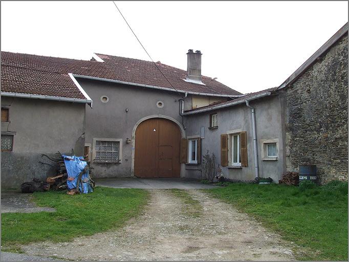 Ferme, élévation antérieure, ensemble trois quarts gauche.