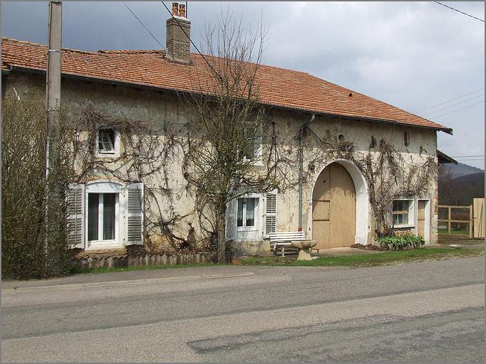 Ferme, élévation antérieure, ensemble trois quarts gauche.