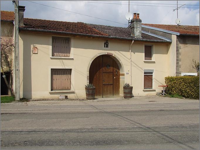 Ferme, élévation antérieure, ensemble trois quarts gauche.