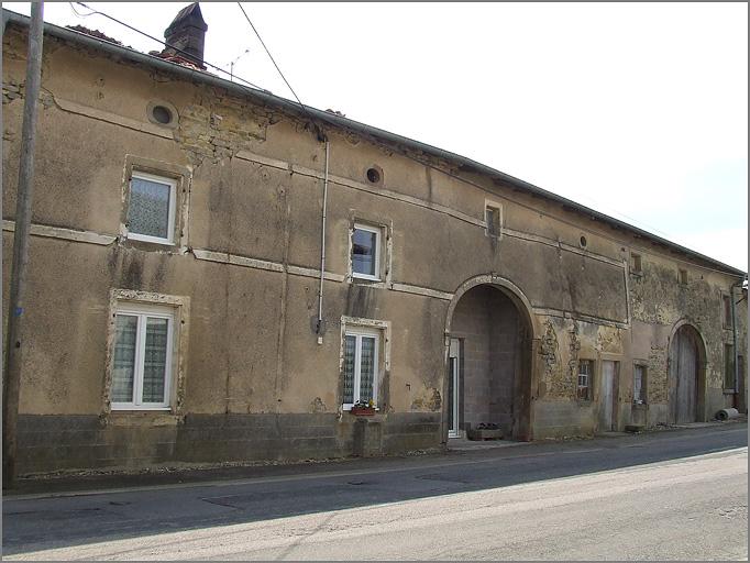 Ferme, élévation antérieure, ensemble trois quarts gauche.