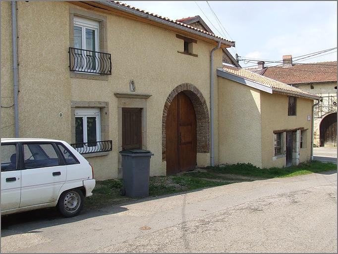 Ferme, élévation antérieure, ensemble trois quarts gauche.