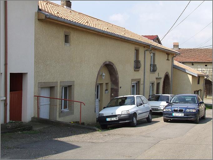 Ferme, élévation antérieure, ensemble trois quarts gauche.