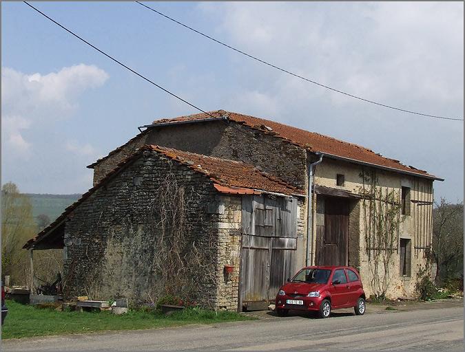 Ferme, élévation antérieure, ensemble trois quarts gauche.
