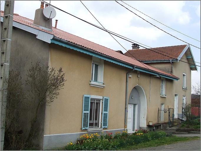 Ferme, élévation antérieure, ensemble trois quarts gauche.