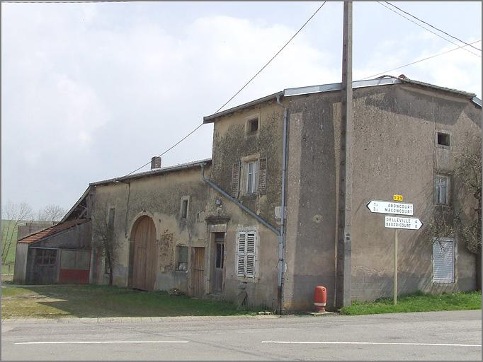 Ferme, élévation antérieure, ensemble trois quarts droit.