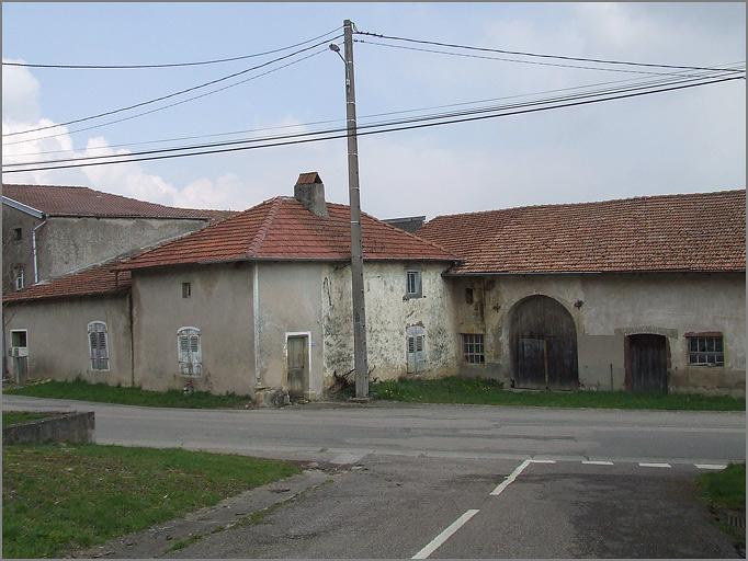 Ferme, élévation antérieure, partie gauche, ensemble trois quarts droit.