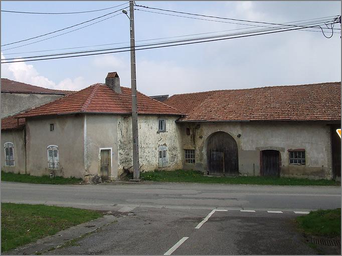 Ferme, élévation antérieure, partie gauche, ensemble trois quarts droit.