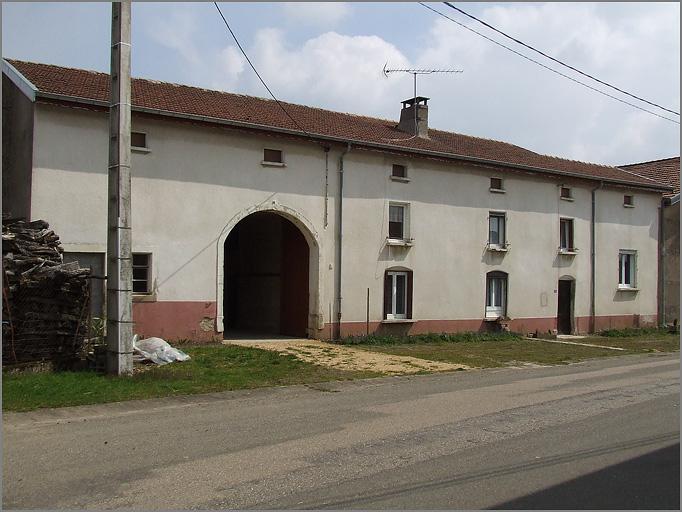 Ferme, élévation antérieure, ensemble trois quarts gauche.