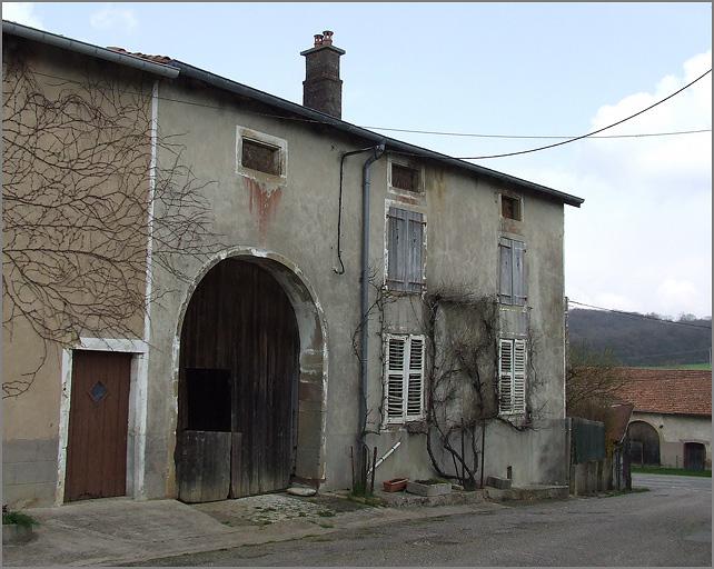 Ferme, élévation antérieure, ensemble trois quarts gauche.