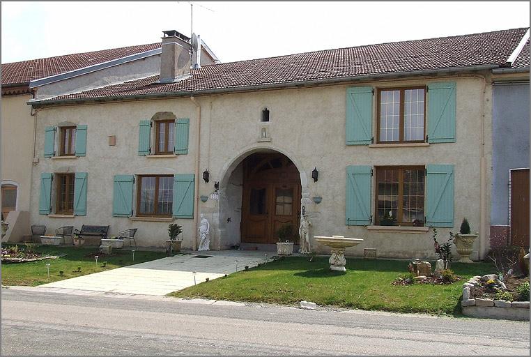 Ferme, élévation antérieure, ensemble trois quarts droit.