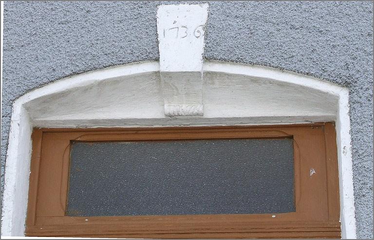 Ferme, élévation antérieure, agrafe de la porte piétonne datée 1736, ensemble face.