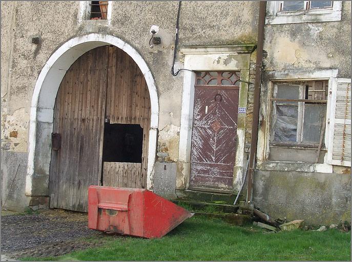 Ferme, élévation antérieure, détails, ensemble trois quarts droit.