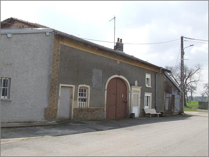 Ferme, élévation antérieure, ensemble trois quarts gauche.