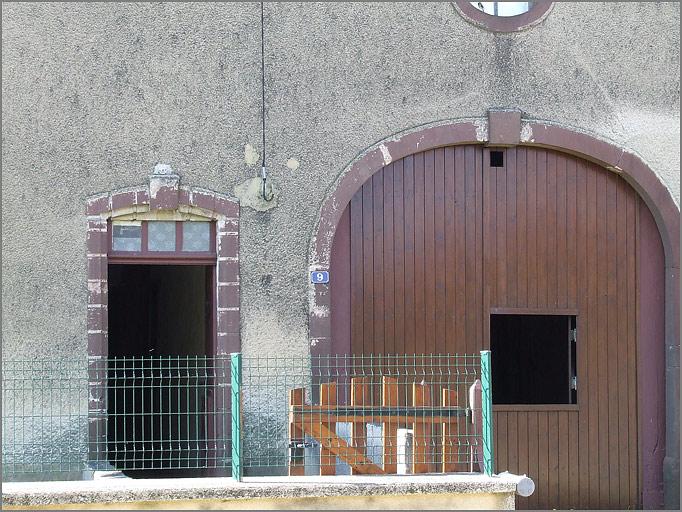 Ferme, élévation antérieure, porte piétonne et porte charretière, ensemble face.