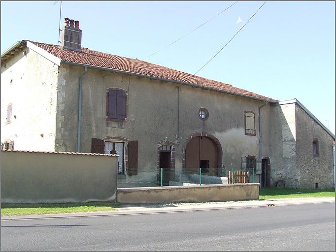 Ferme, élévation antérieure, ensemble trois quarts gauche.